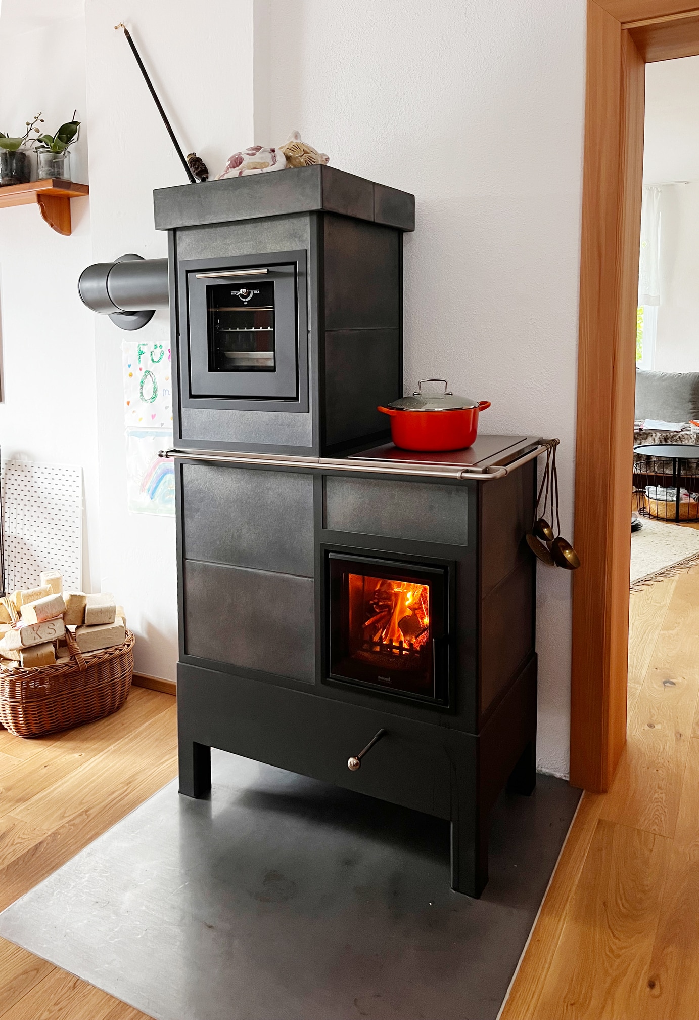 Moderner Tischherd mit anthrazit Kacheln auf Standbeinen, Edelstahlkochplatte und aufgesetztem Backofen von Ofenmanufaktur.