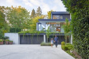 Moderne Villa mit großer Fixverglasung, Doppelgarage und großzügigem Außenbereich von M SORA.