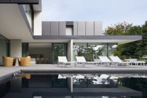 Moderne Villa mit Fixverglasung, großzügigen Terrassenschiebetüren und stilvollem Poolbereich von M SORA.