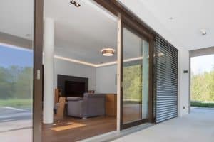 Terrasse mit deckenhohen, barrierefreien Glasschiebetüren der Firma Maderböck.