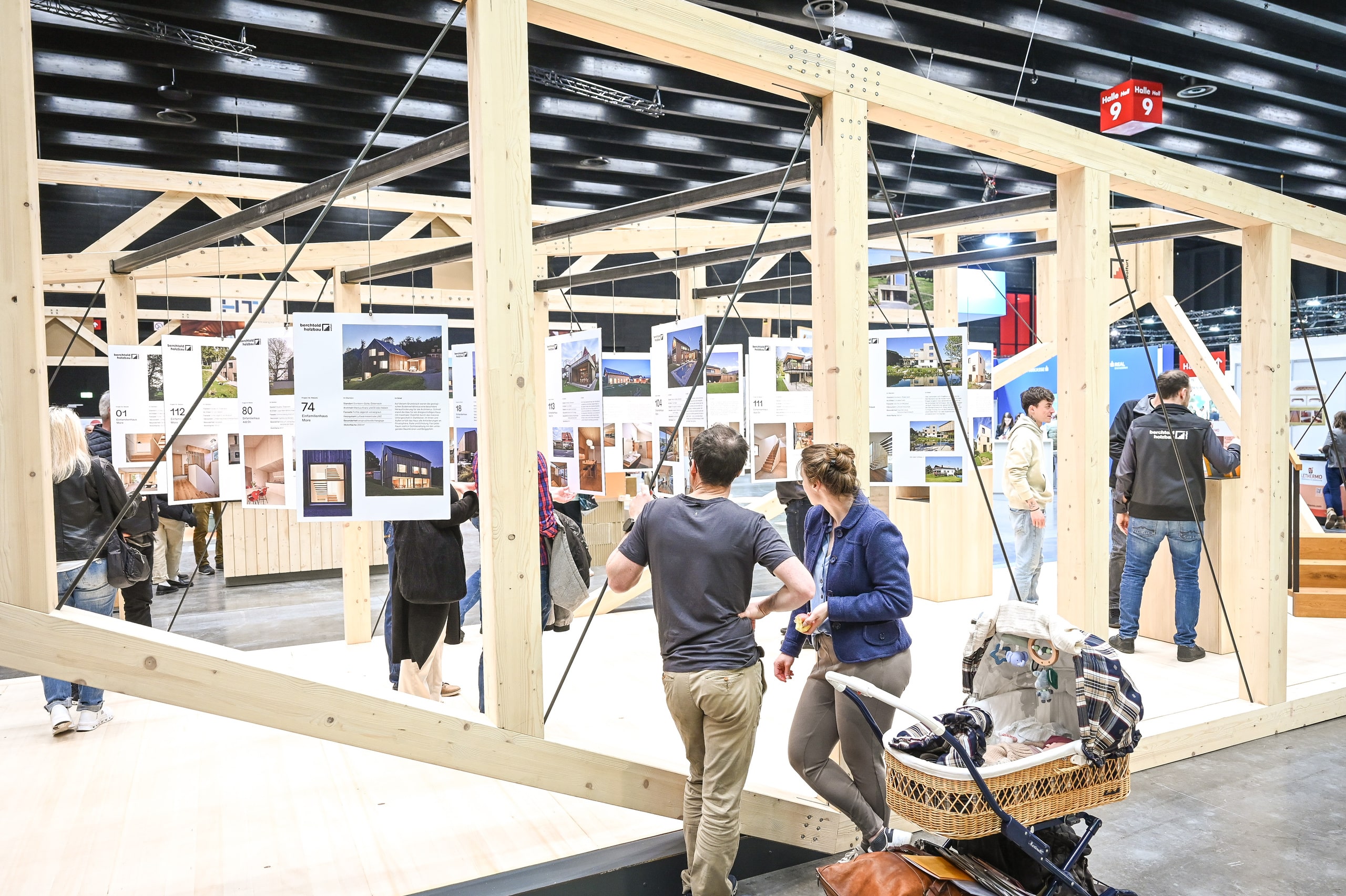Die Baumesse com:bau im Messequartier Dornbirn veranschaulicht den Austausch zwischen Fachleuten und Bauinteressierten über nachhaltige Baustoffe, Energieeffizienz und zeitgemäße Bauweisen - wie den Holzriegelbau - im Wohnbau.