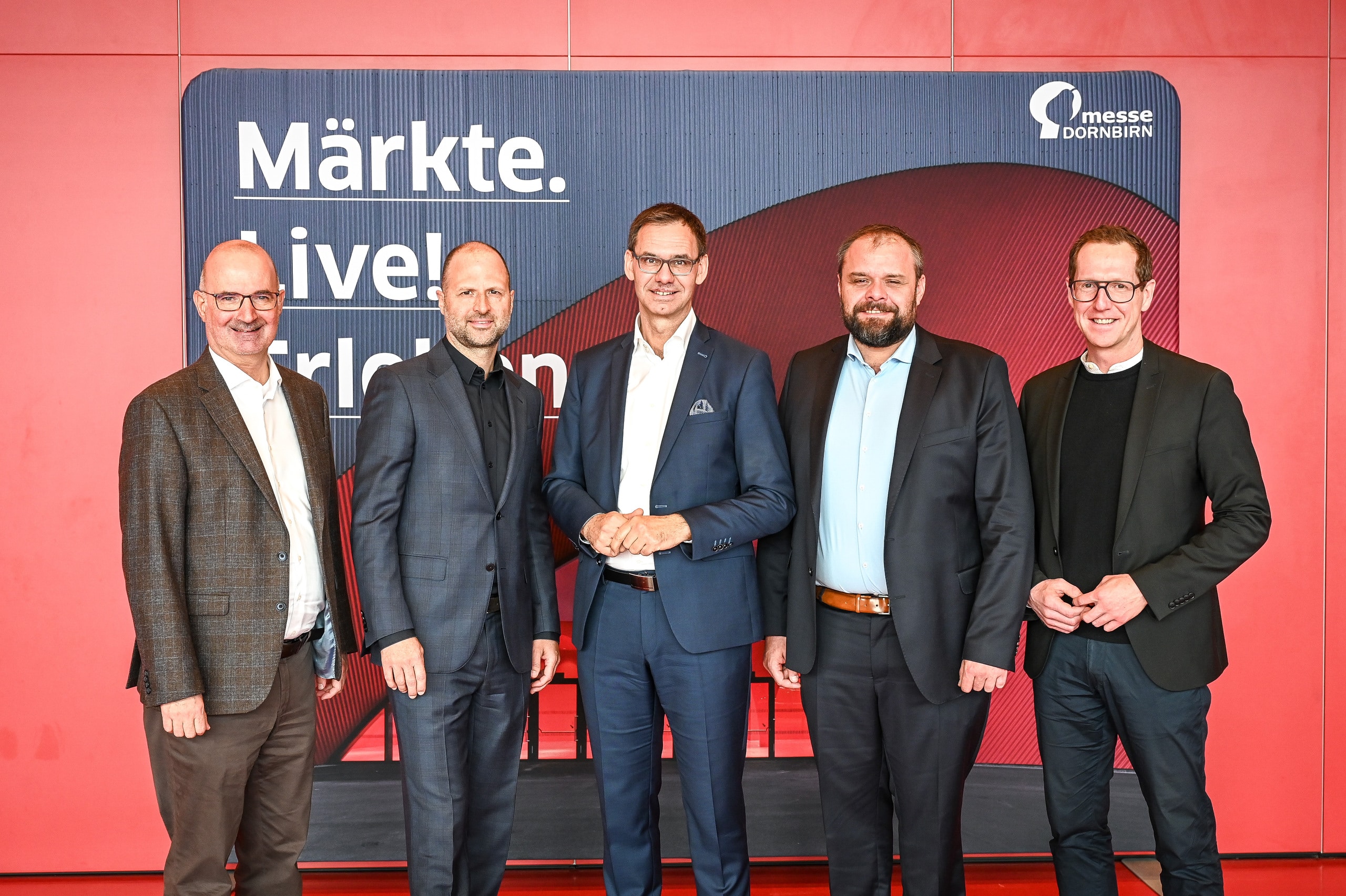 Die Eröffnung im Beisein zahlreicher VertreterInnen aus Politik, Wirtschaft und Baupraxis findet in einer Phase statt, in der die Bauwirtschaft weiterhin unter anspruchsvollen Rahmenbedingungen arbeitet. In diesem Bild v.l.n.r. N. Nail, M. Tittler, M. Wallner, M. Fäßler, M. Dechant.