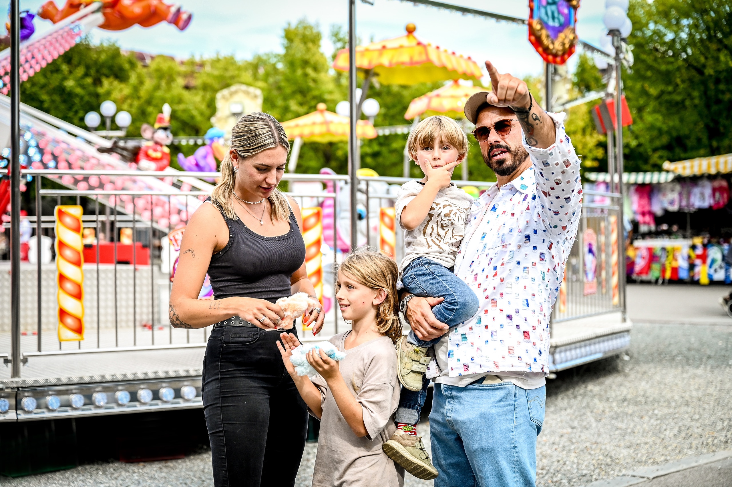 Familien kommen am Jahrmarkt mit Fahrgeschäften und Süßigkeitenständen auf der Herbstmesse Dornbirn voll auf Ihre Kosten.