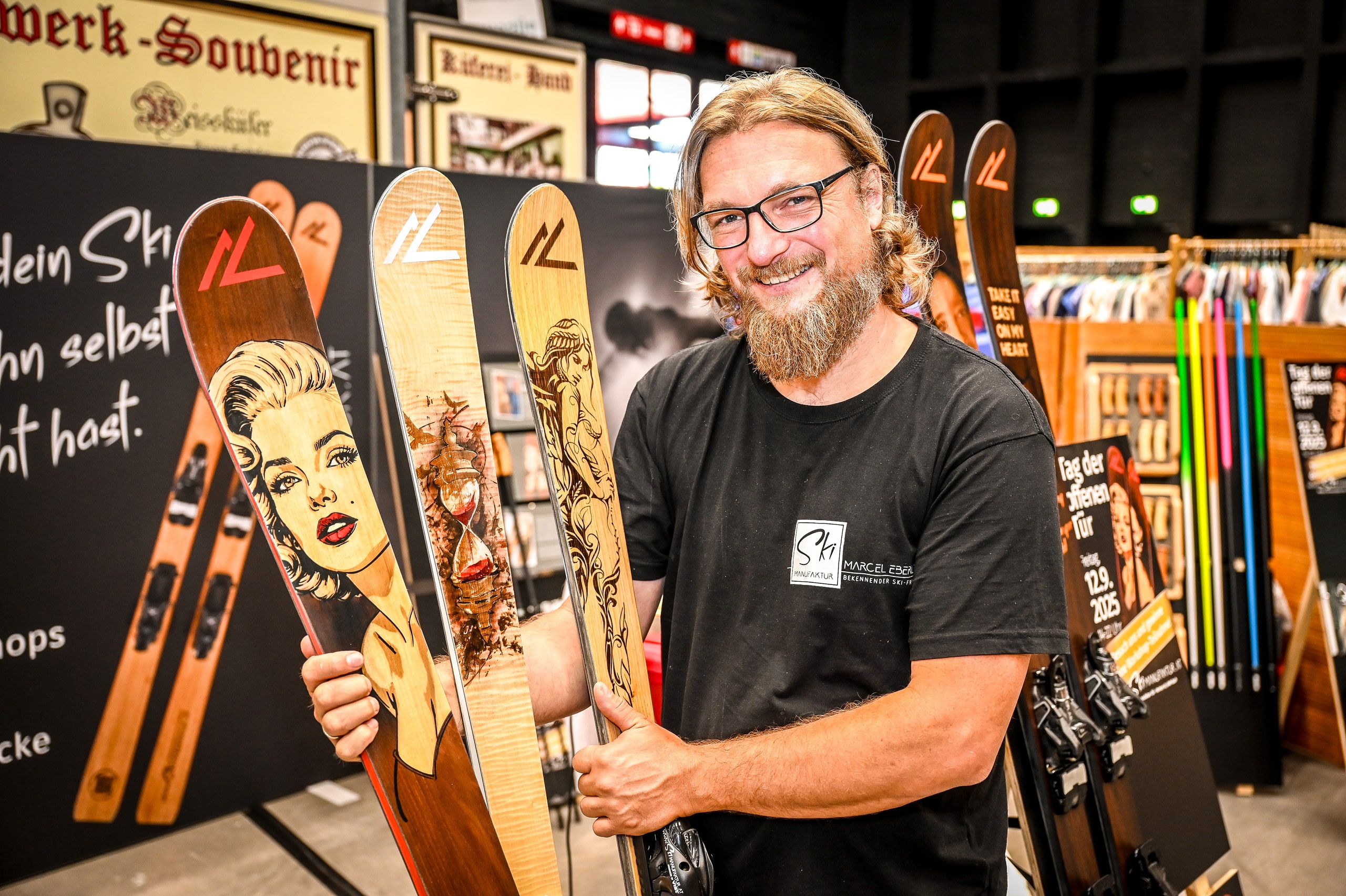 Die AusstellerInnen - hier ein regionaler Holz-Ski-Hersteller - zeigten sich zufrieden mit dem Interesse der BesucherInnen der Herbstmesse Dornbirn, dem größten Marktplatz Vorarlbergs.