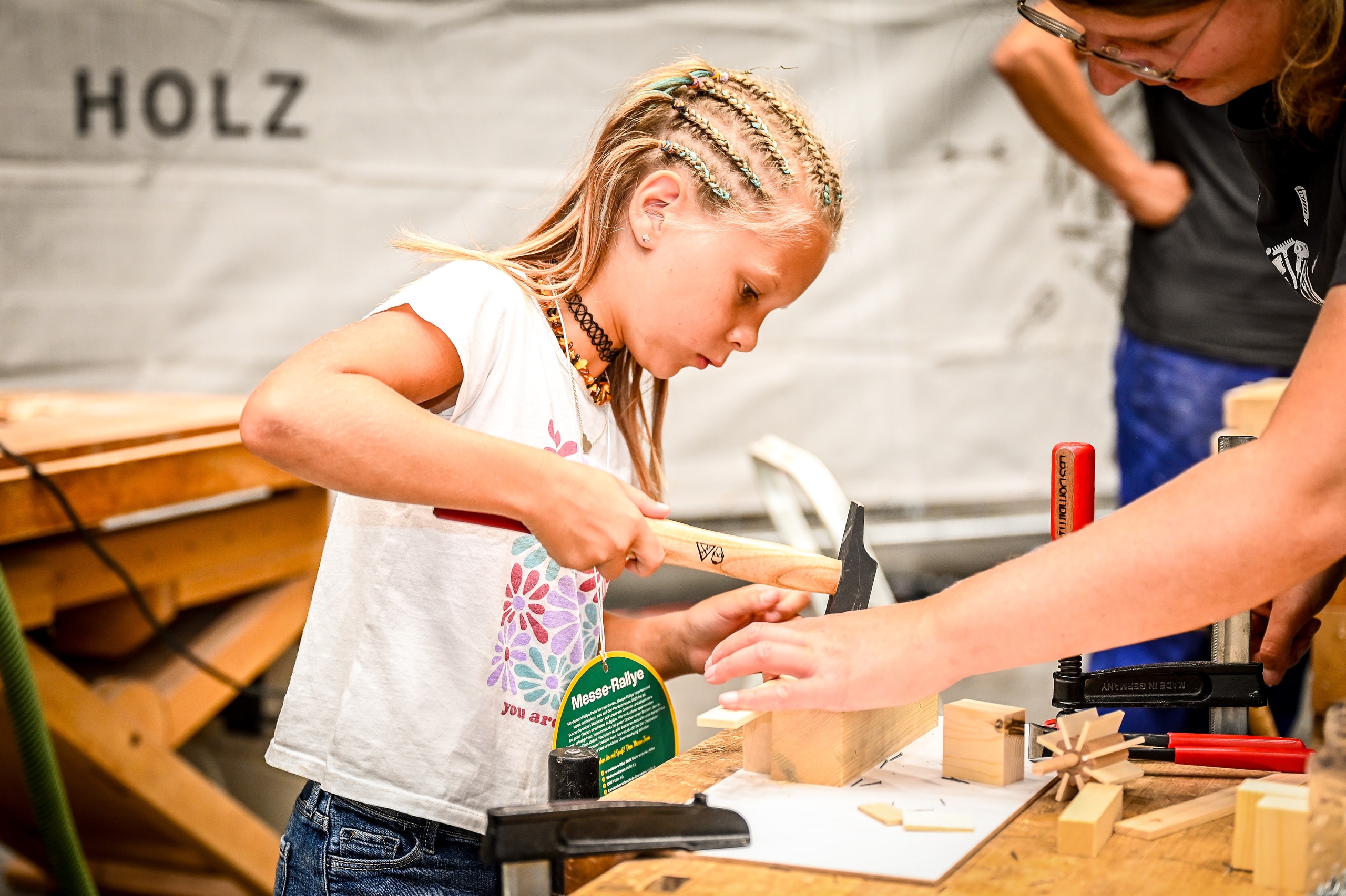 Auch junge BesucherInnen hatten Spaß am Kinderprogramm der Herbstmesse Dornbirn und an den interaktiven Stationen - wie hier beim Werken mit Holz.