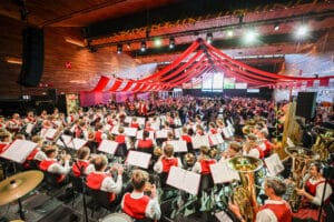 Bei der Herbstmesse Dornbirn herrscht im großen Saal Bierzelt-Stimmung abgerundet durch das gut aufgestellte Blasorchester.