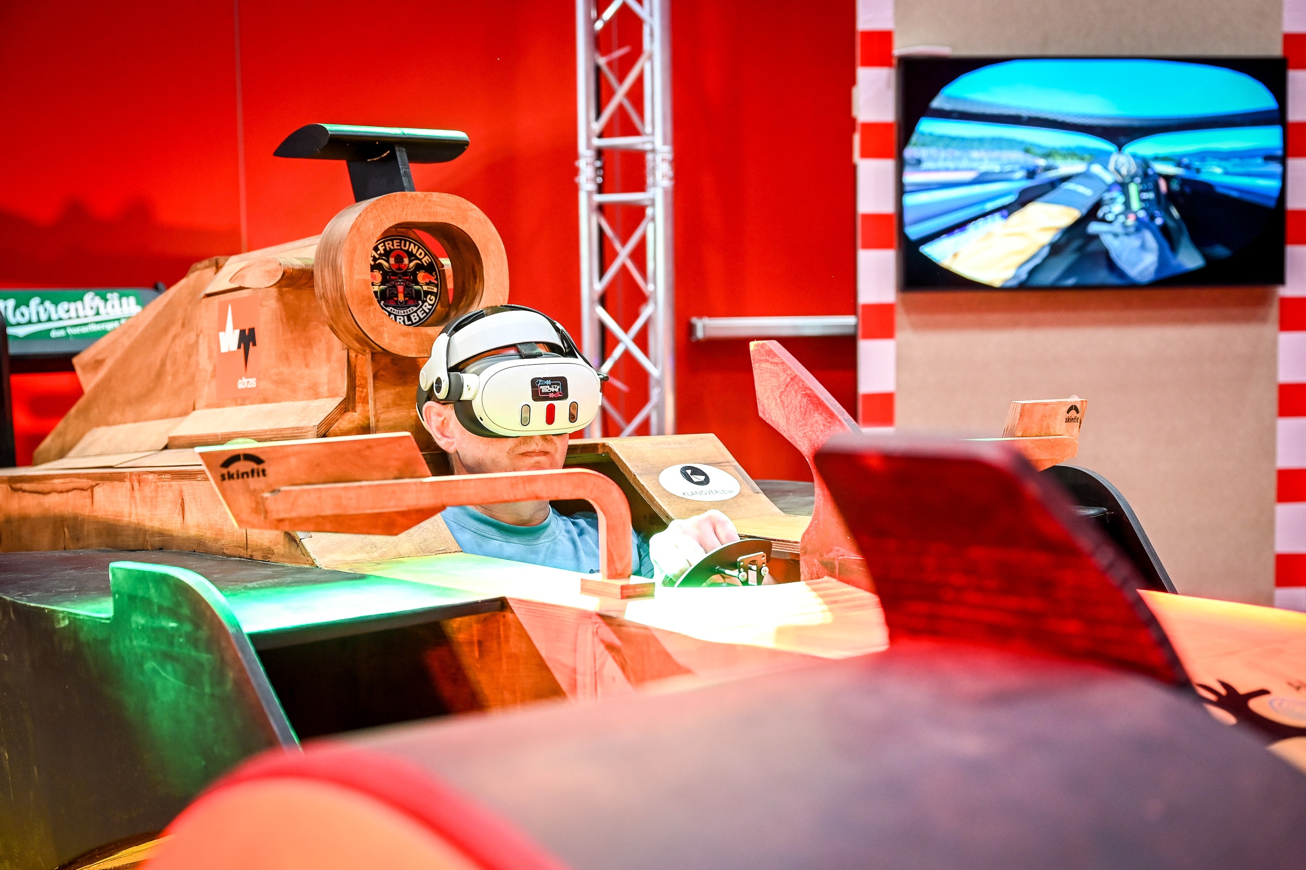 Virtual Reality im Holzrennauto auf der Herbstmesse Dornbirn - da werden selbst für erwachsene Männer Kindheitsträume wahr.