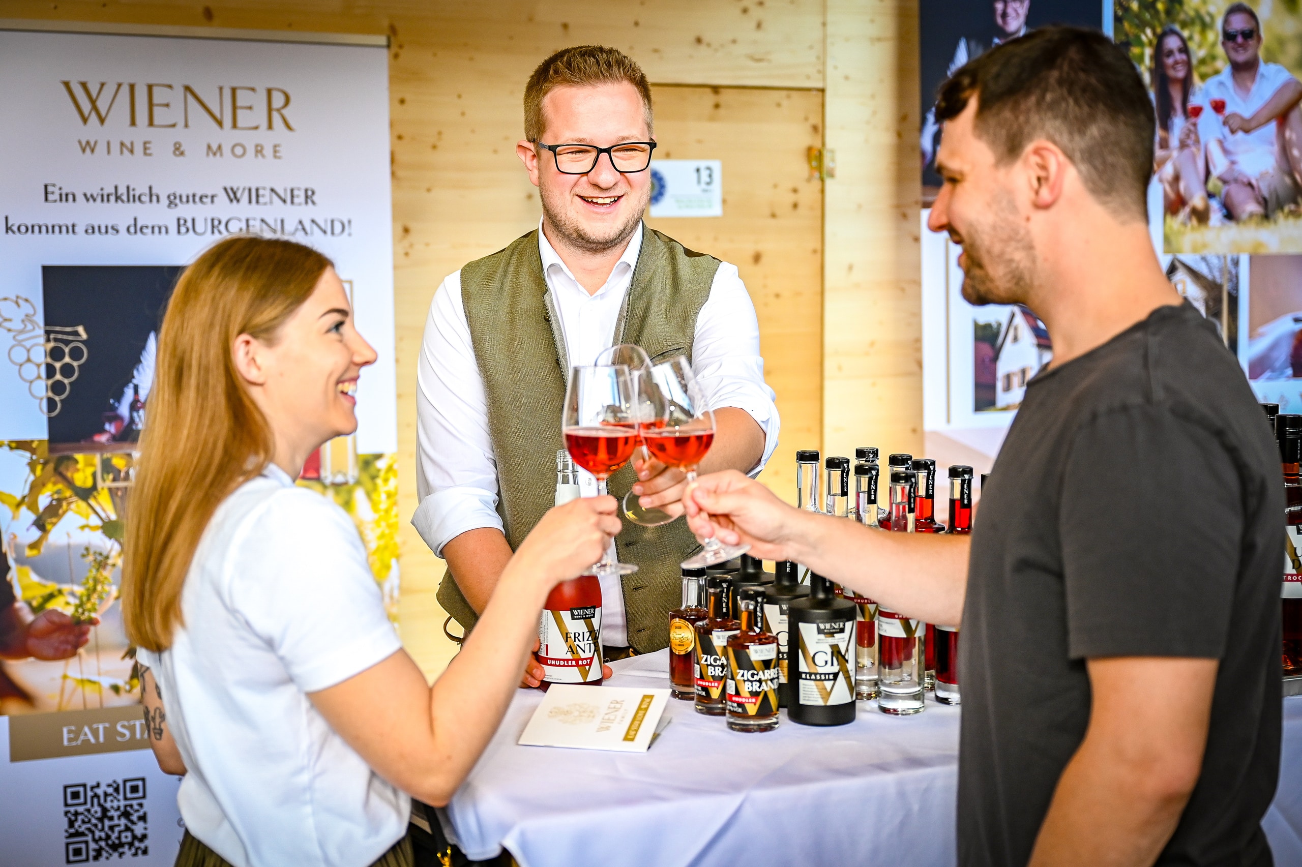 Ein Winzer präsentiert seinen Wein und stößt mit den Kunden bei einer Verkostung auf der Herbstmesse Dornbirn an.