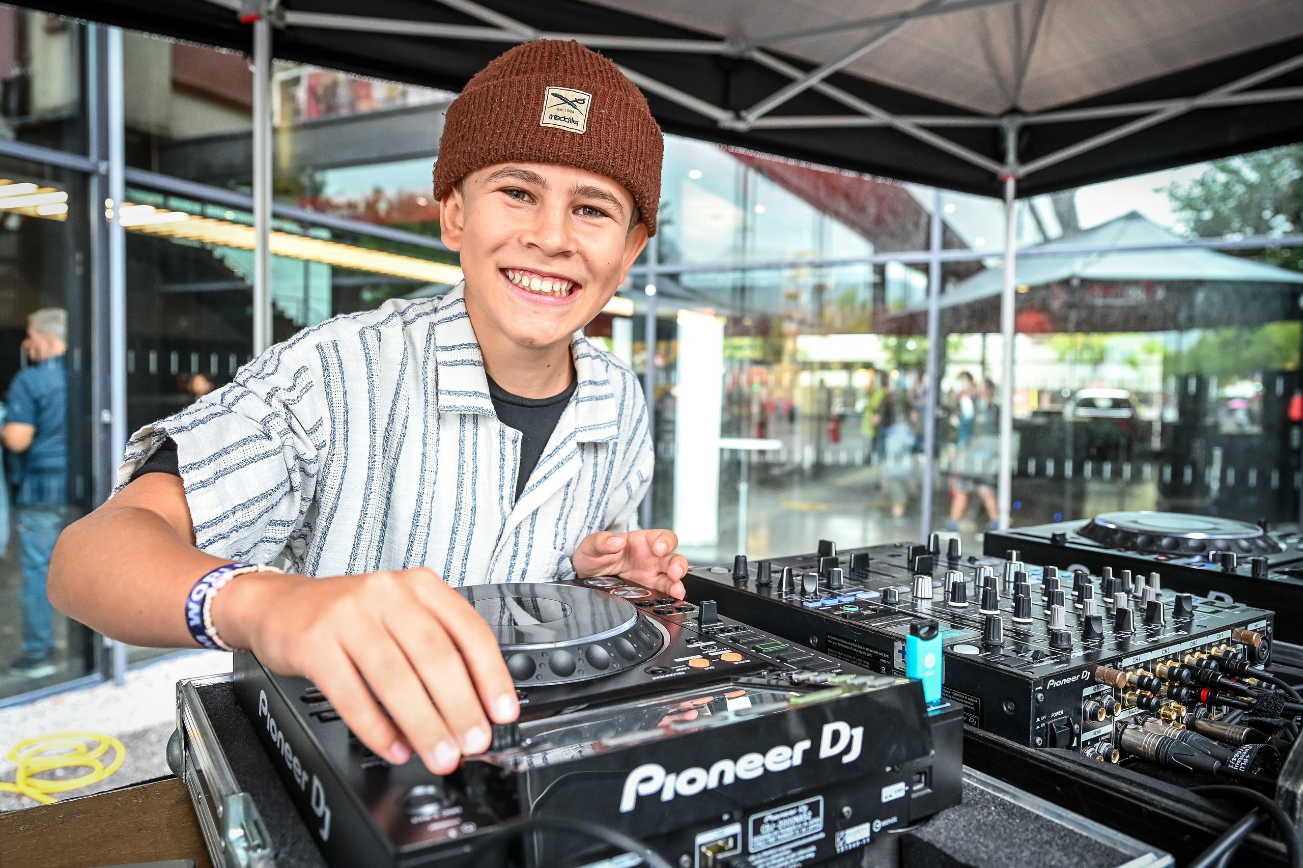 Für die musikalische Unterhaltung der vielen Besucher sorgt auf der Herbstmesse Dornbirn auch ein DJ-Pult mit Turntables - hier mit einem jungen Kind welches sich als DJ probiert.