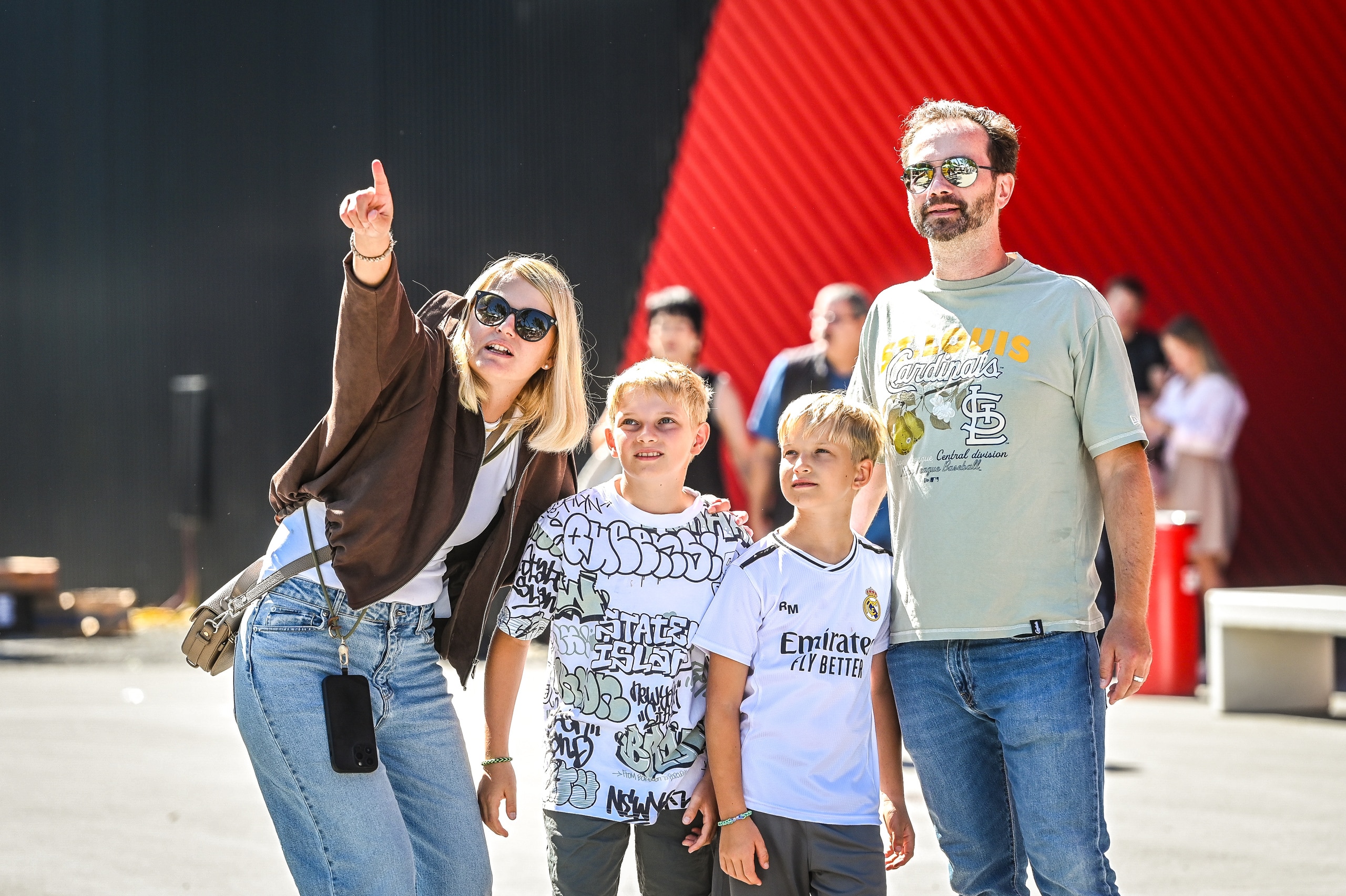 Eine glückliche Familie genießt das bunte Messegeschehen auf der Herbstmesse Dornbirn.