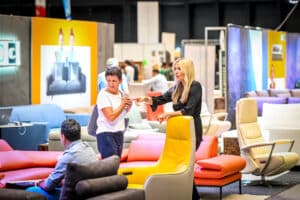 Für gemütliche Stunden auf der Herbstmesse Dornbirn lädt eine moderne Lounge-Möbel-Ausstellung mit bequemen Sofas und Couches zum Entspannen ein.