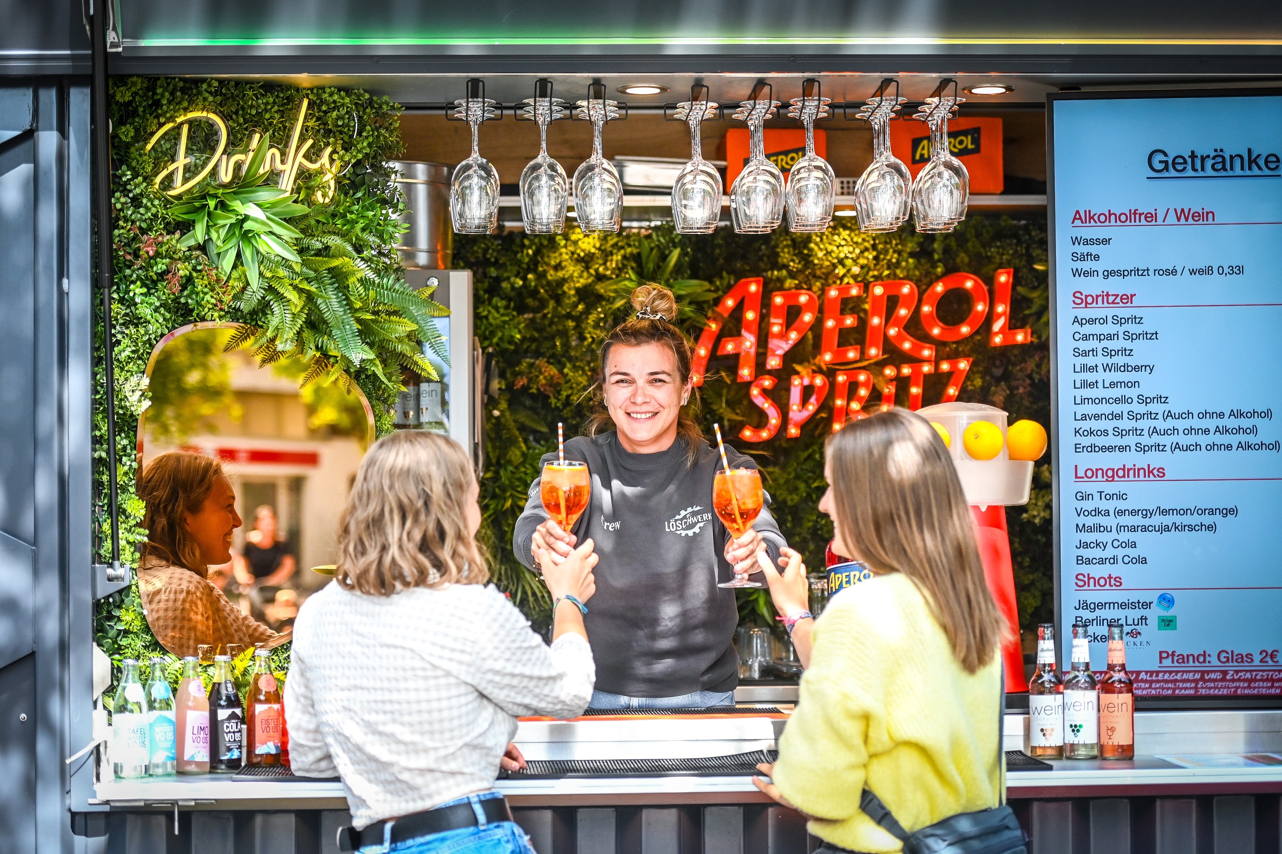 Das Freizeit- und Abendprogramm ergänzte das klassische Messeangebot und richtete sich insbesondere an ein jüngeres Publikum, wie hier an der Strandbar.