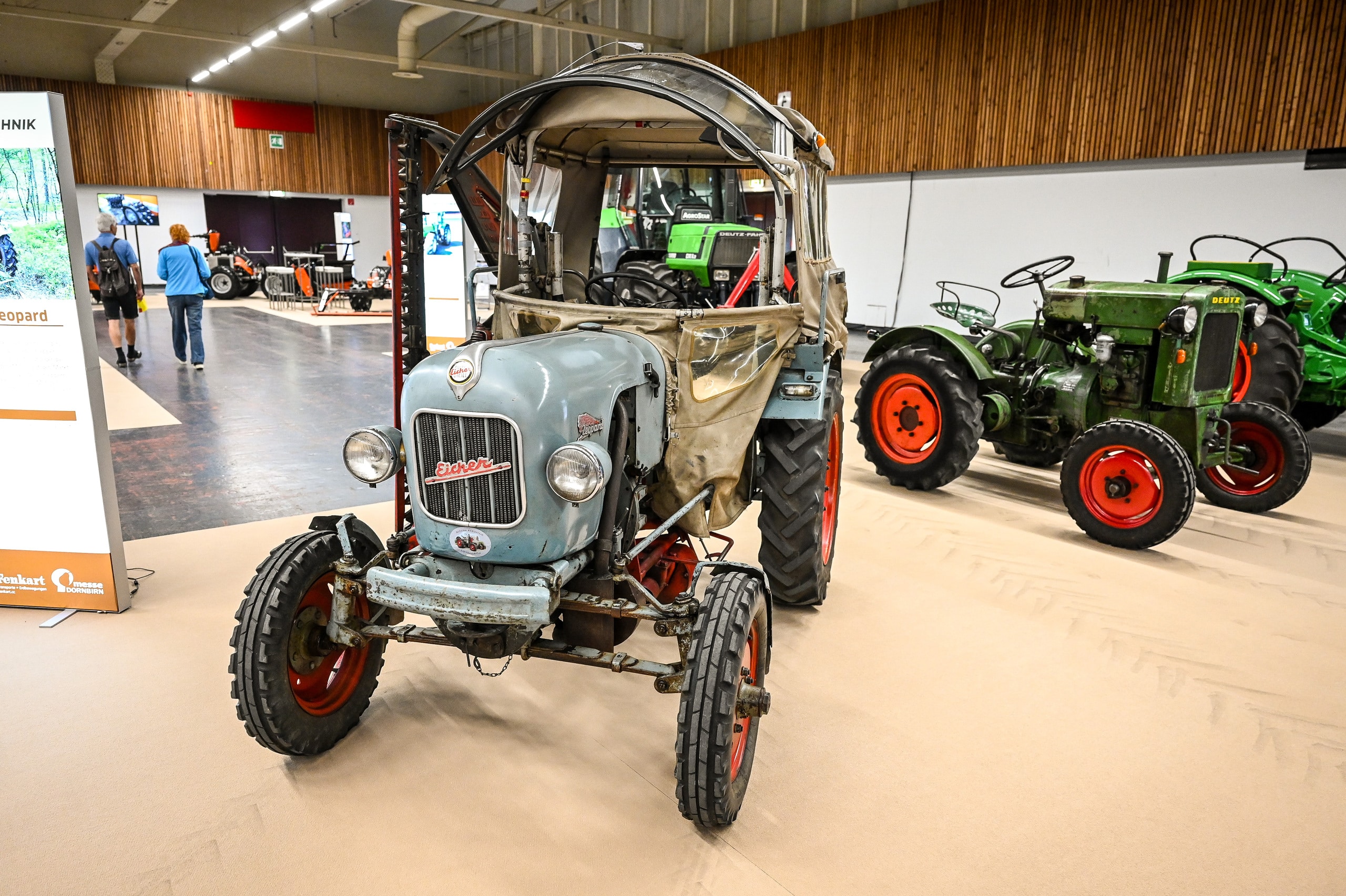 Die Herbstmesse Dornbirn fasziniert durch eine historische Landwirtschaft-Ausstellung mit restaurierten Traktor-Oldtimern die vielen Besucher.