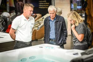 Auf der Herbstmesse Dornbirn entdecken zahlreiche Besucher erholsame Whirlpools und moderne Wellness-Angebote für das eigene Zuhause.