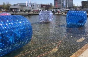 Der Sport & Fun Park der Messe SCHAU! bietet eine Vielzahl spannender Aktivitäten wie Wasserlaufbälle, Fußball-Dart, Bungee-Run, Airroof-Spieltische, Bogen- oder Nerf-Gun-Schießen.
