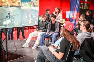 Jugendliche Besucher im Gamingbereich der Messe SCHAU!