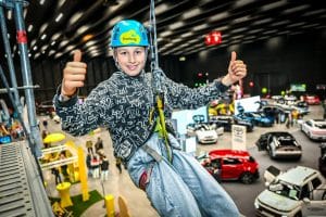 Ein verdientes Hochgefühl beim Erklimmen der Kletterwand auf der Messe SCHAU!