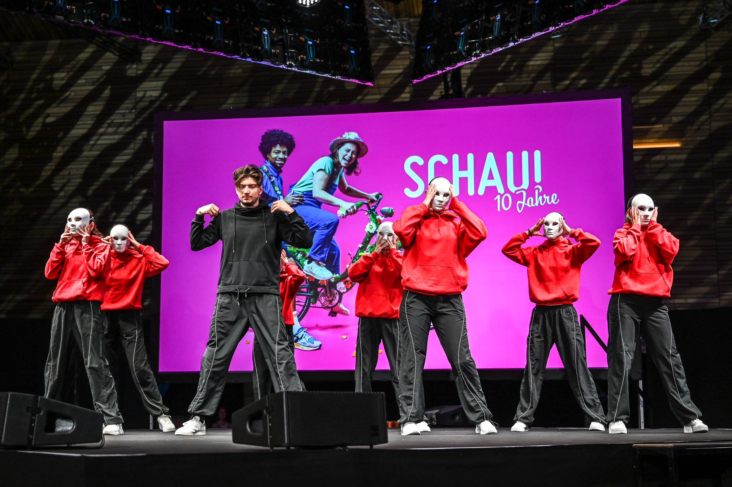 Die Junge Halle der Messe SCHAU! bot ein abwechslungsreiches Bühnenprogramm mit unterschiedlichen Tanzgruppen und Graffiti-Workshops.