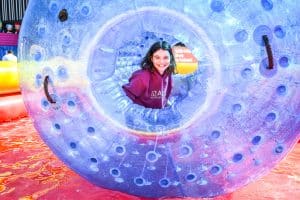 Der Sport & Fun Park der Messe SCHAU! bringt mit Aktivitäten wie Wasserlaufball Kinderaugen zum Leuchten.