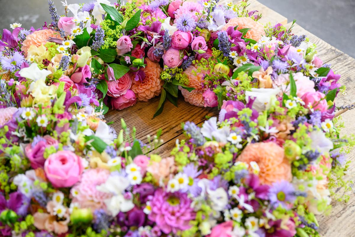 Ein Floristen-Werkstück in Form eines dekorativen Blumenkranzes bereitgestellt von der Wirtschaftskammer Vorarlberg im Rahmen der Frühjahrs- und Freizeitmesse „SCHAU!“ im Messequartier Dornbirn.