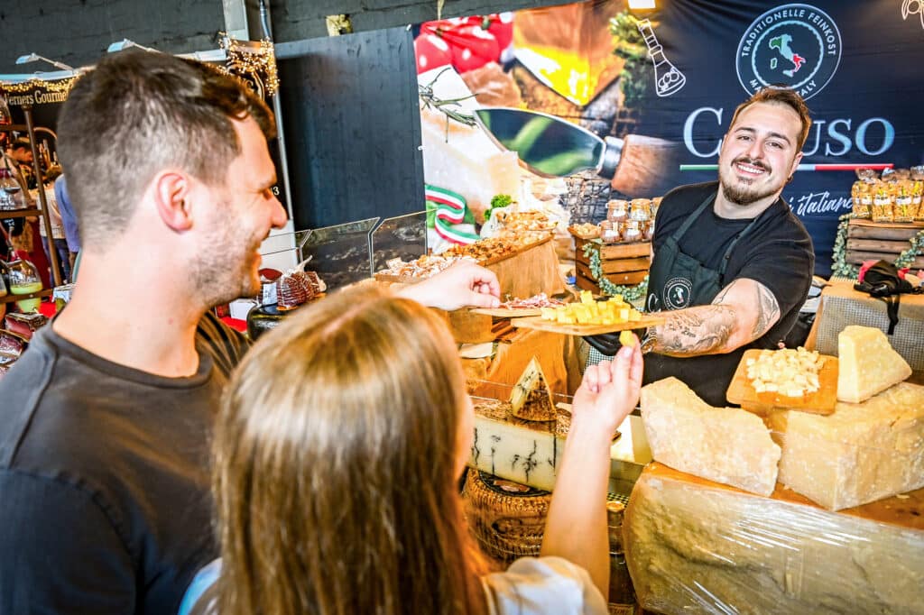 Regionale ProduzentInnen und WinzerInnen laden auf der Genussmeile der Dornbirner Messe SCHAU! zu Verkostungen ein.