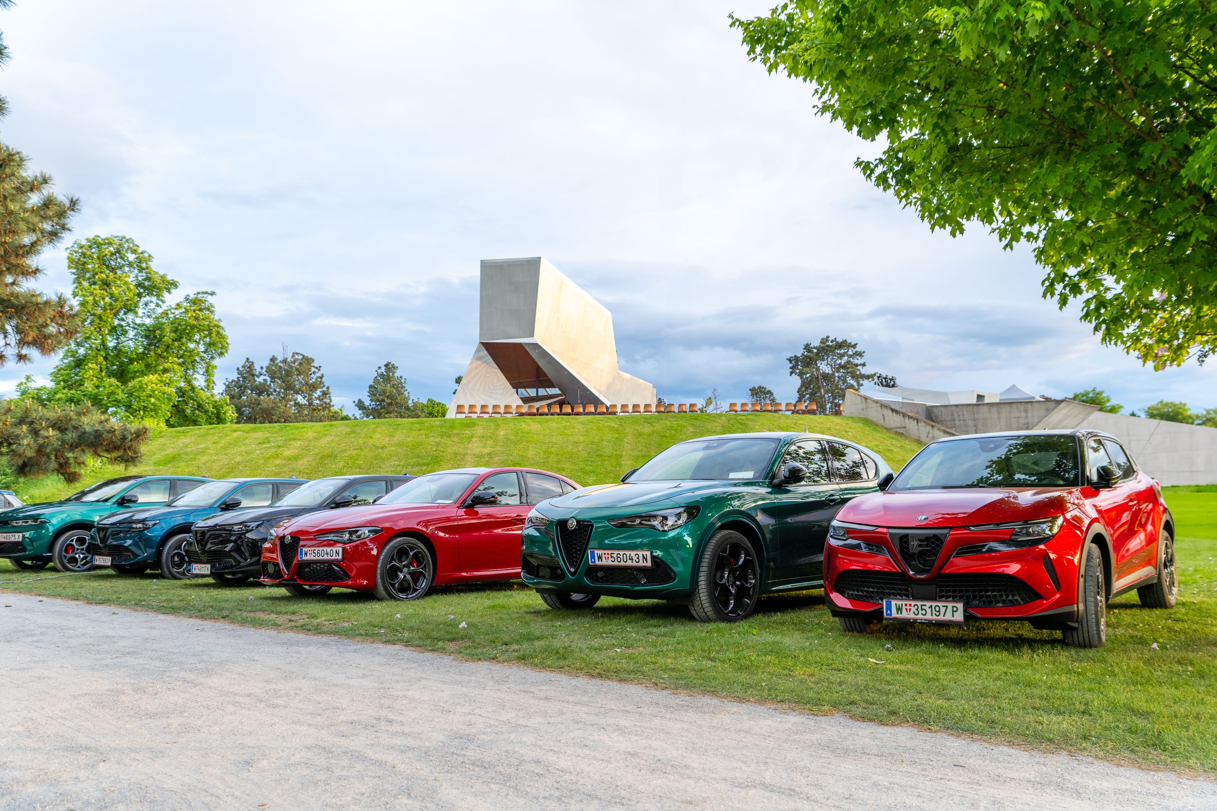 Alfa Romeo präsentierte vor dem Wolkenturm seine neuesten Modelle.