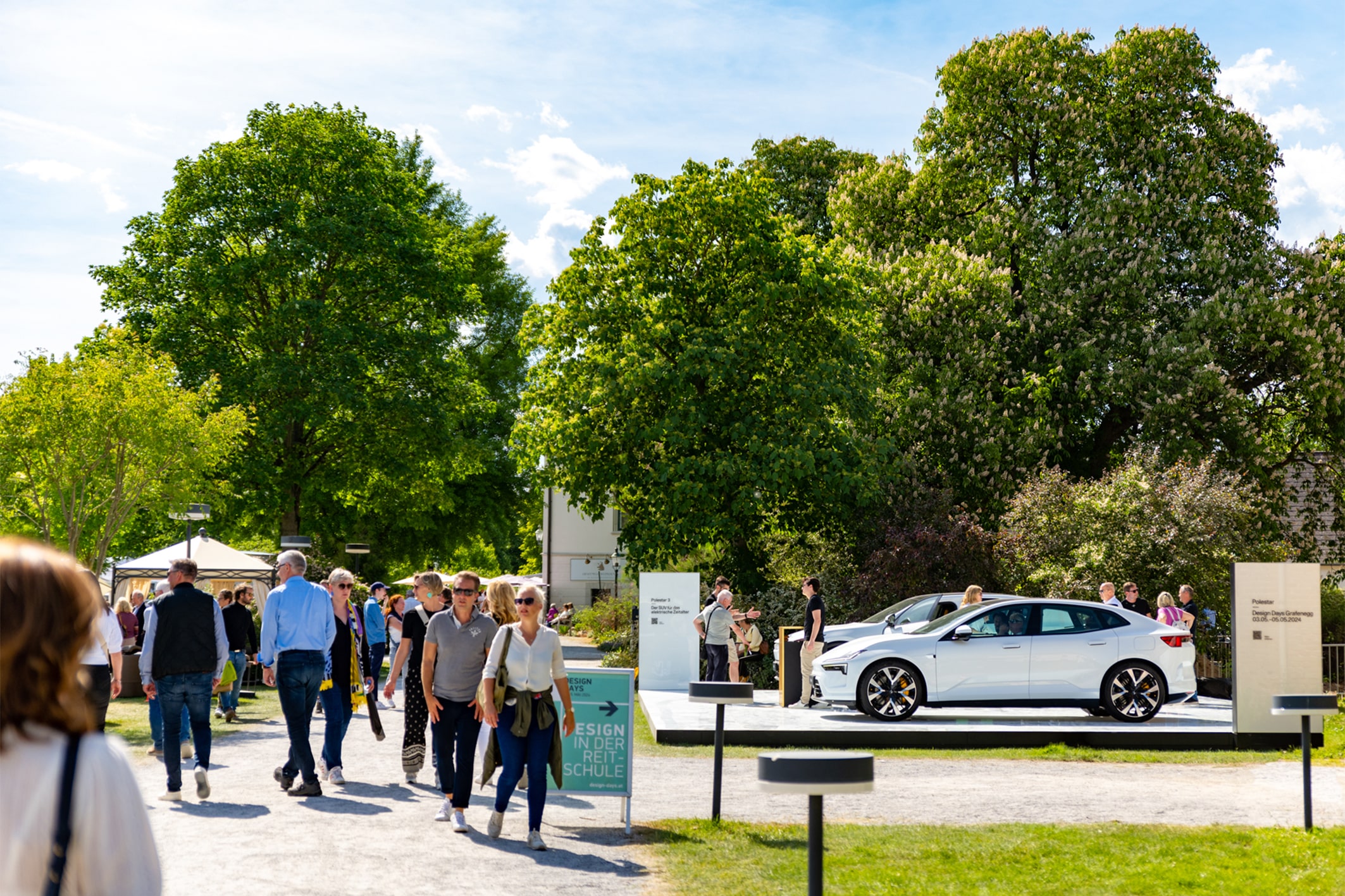Im Schlosspark der Messe Grafenegg "Design Days" werden die hochwertigsten neuen Automodelle zum Begutachten und zum Testen bereitgestellt.