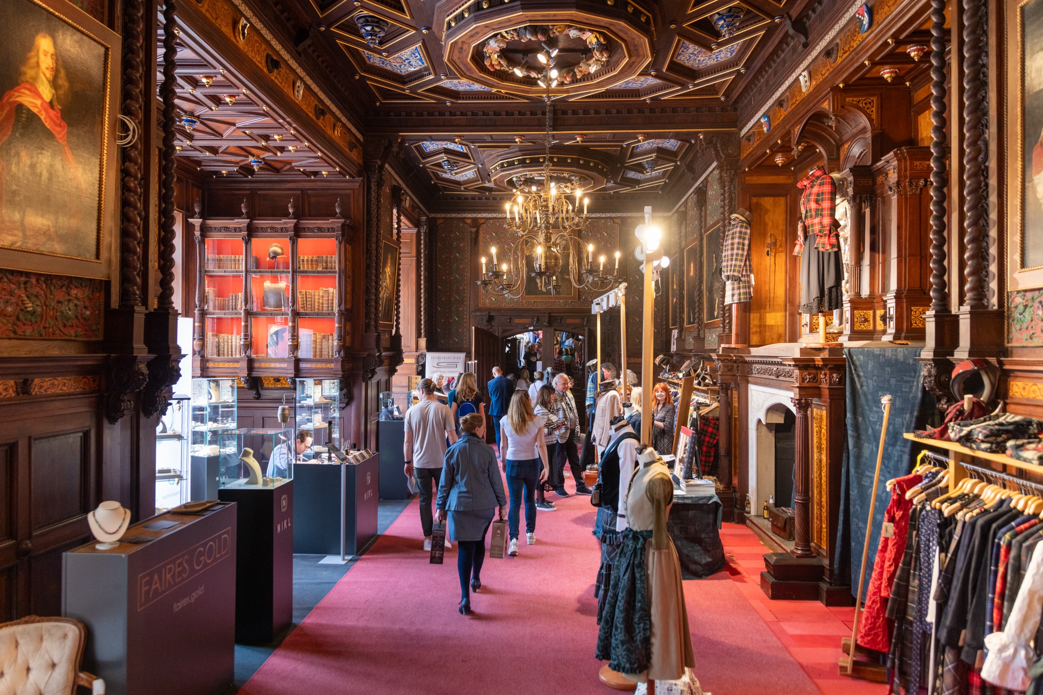 Im Schloss Grafenegg wird auf der Messe "Design Days" feinstes Handwerk, Wein und Kulinarik in bestem Ambiente genossen.