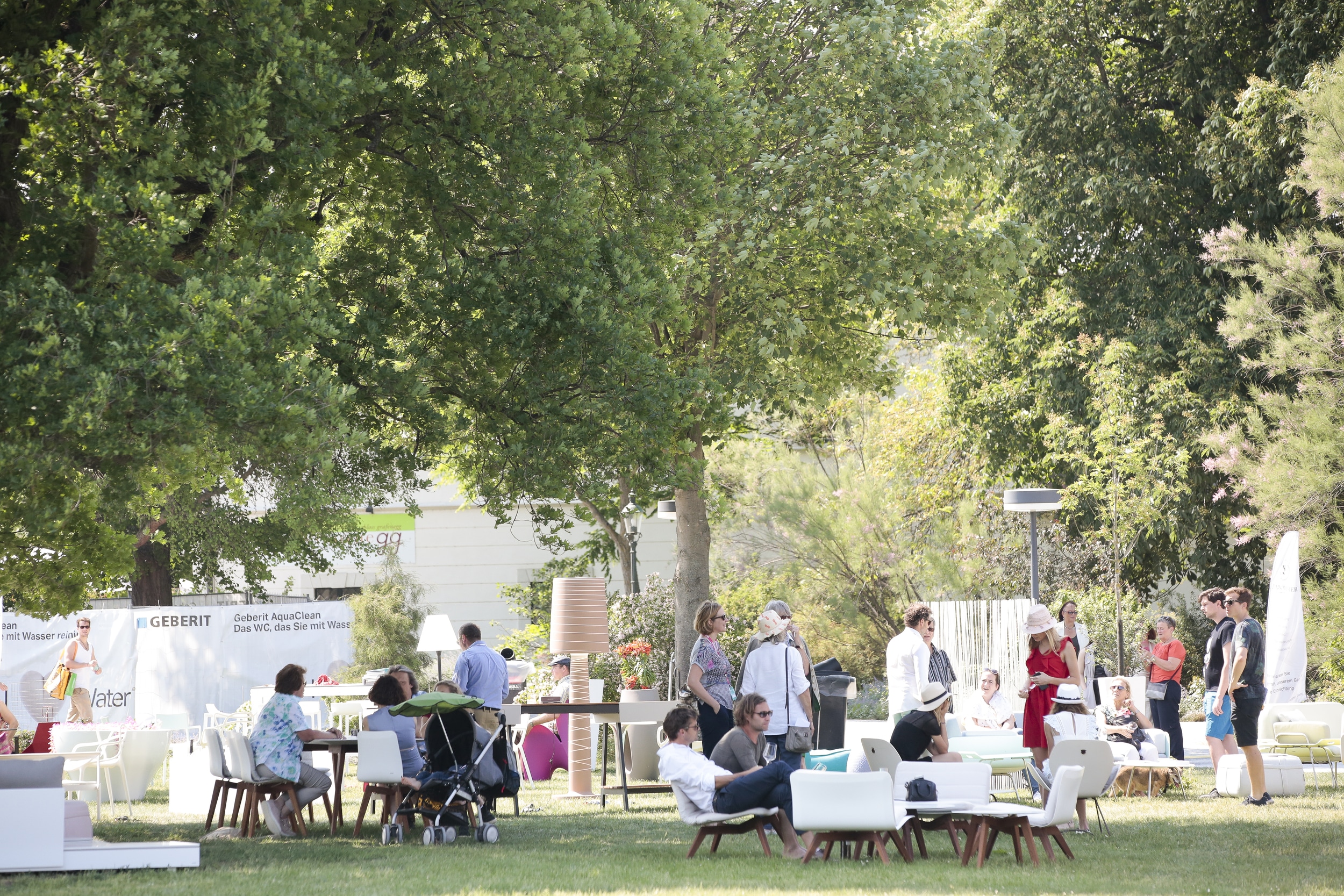 Die Messe Grafenegg "Design Days" im Schlosspark Grafenegg auf Outdoormöbeln bei Schönwetter und unter freiem Himmel zu genießen ist eine Klasse für sich.