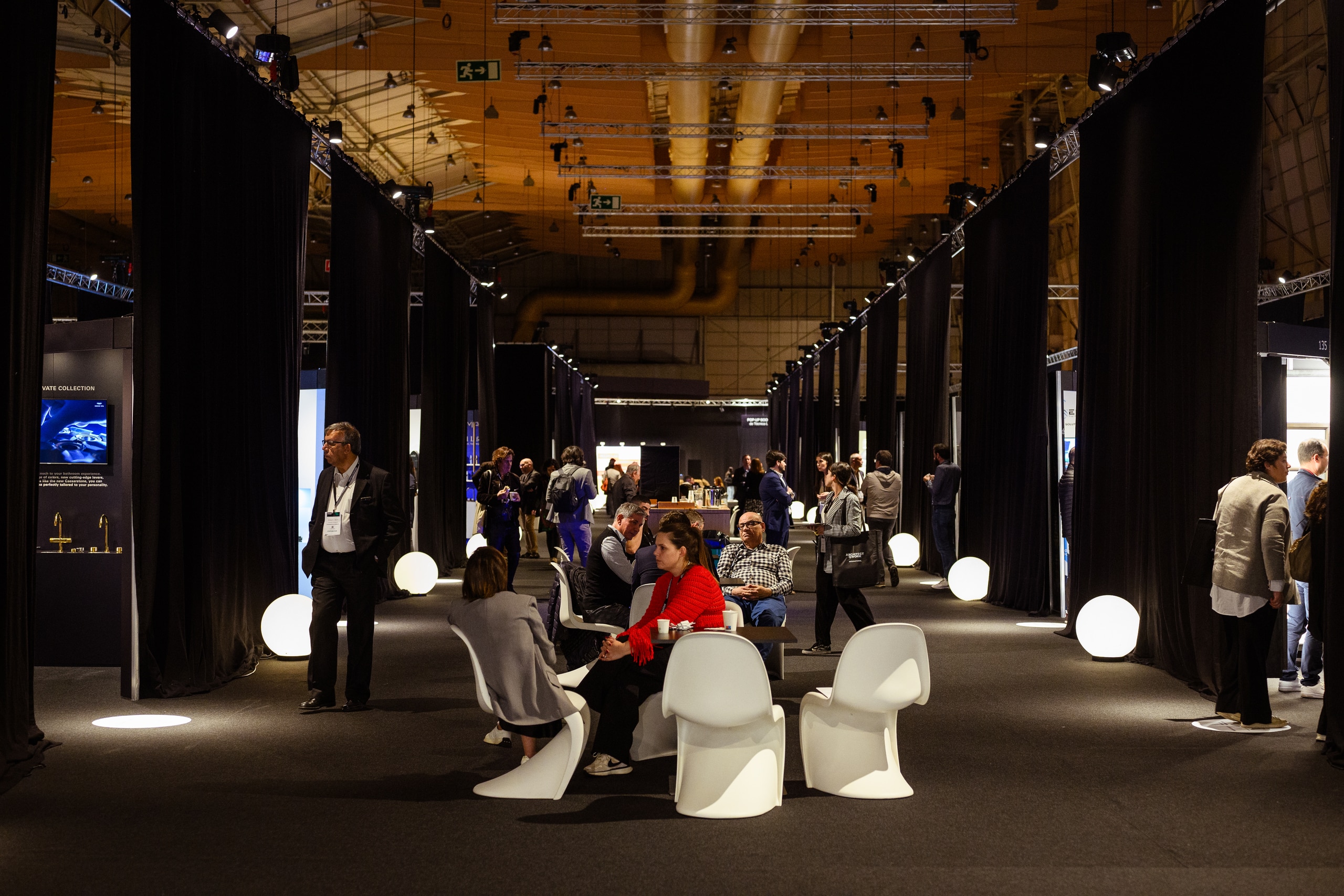Corridor mit Stühlen und Tischen für Besprechungen zwischen den Aussteller-Kojen auf der Messe ARCHITECT@WORK.