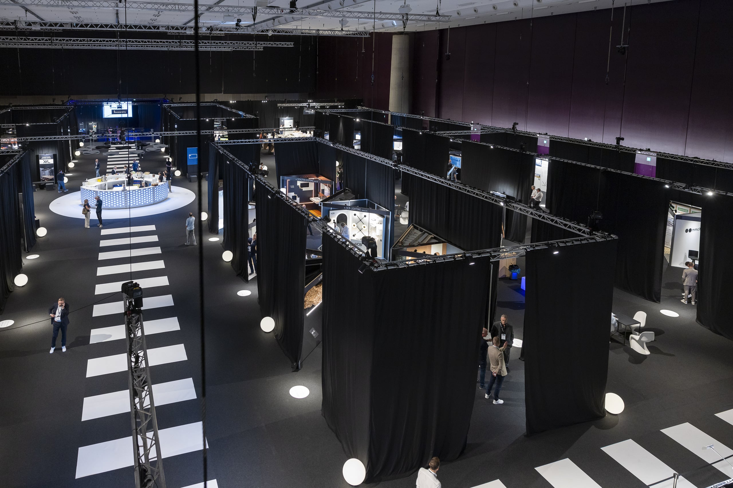 Die Messe ARCHITECT@WORK zeigt die Kojen der Aussteller von oben auf der Messe in Graz 2025.