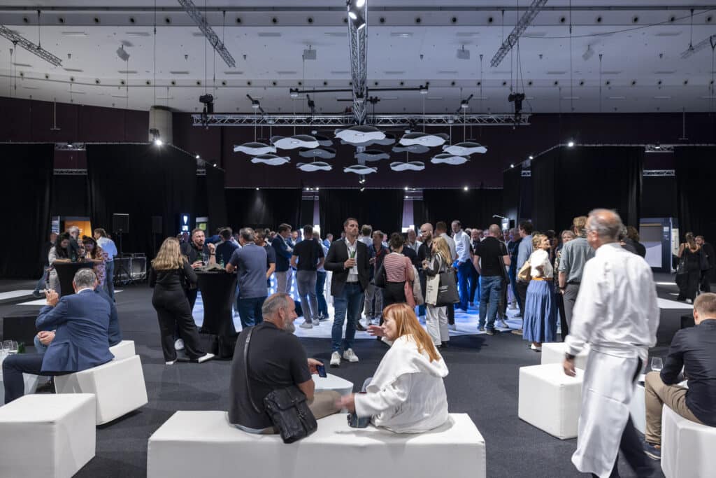 Die Messe ARCHITECT@WORK zeigt die Begegnungszone mit Sitzgelegenheiten für Gespräche auf der Messe in Graz 2025.