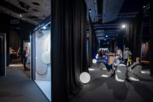 Loungebereich und Aussteller-Kojen auf der Messe ARCHITECT@WORK.
