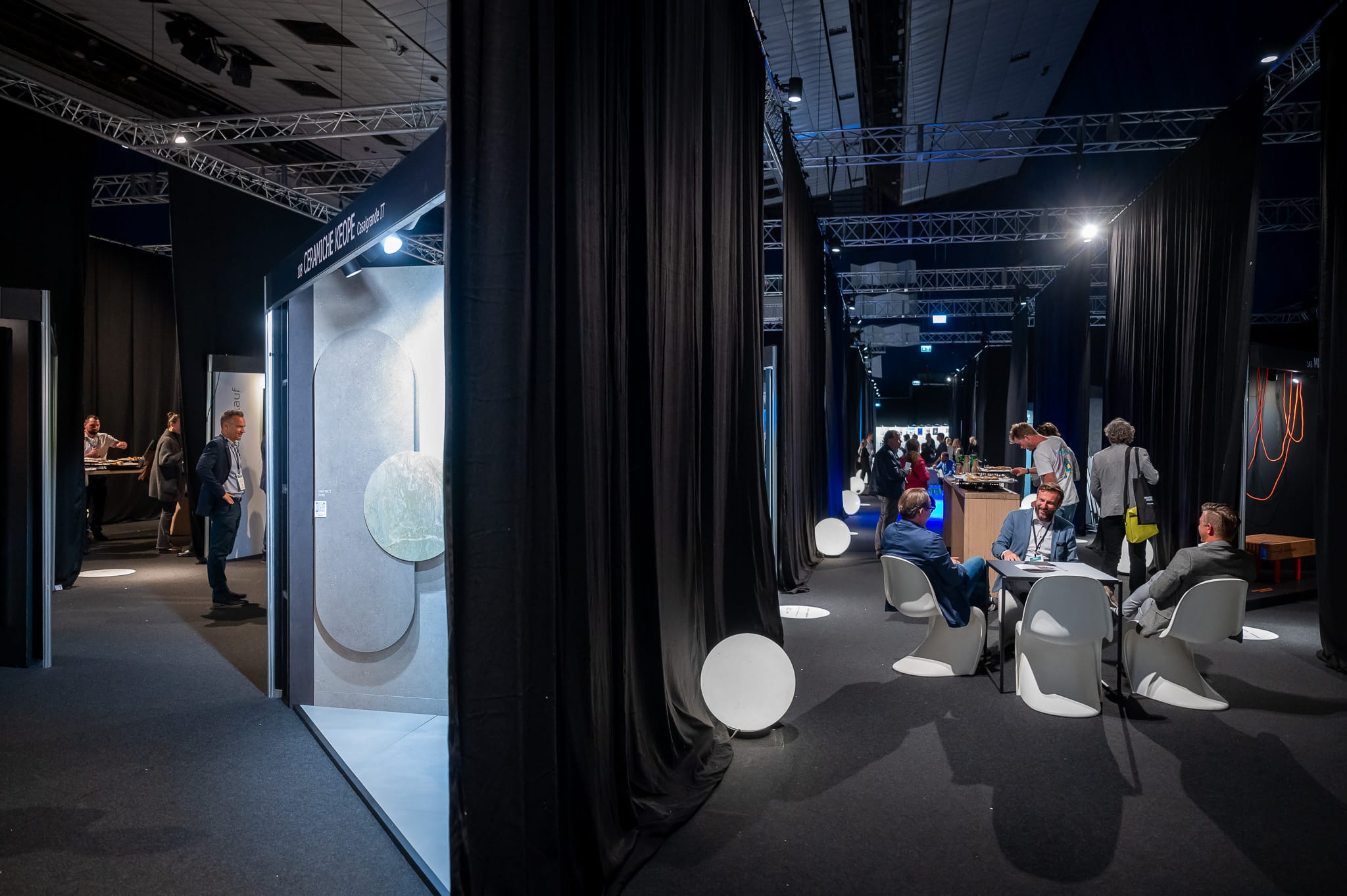 Loungebereich und Aussteller-Kojen auf der Messe ARCHITECT@WORK.