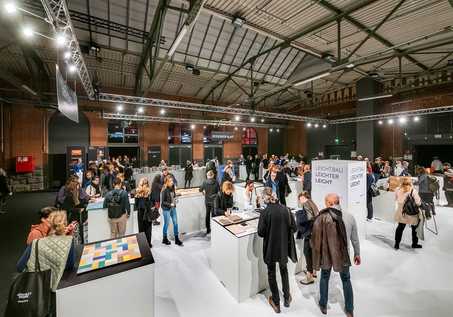 Halle mit der Materialsexhibition auf der Messe ARCHITECT@WORK.