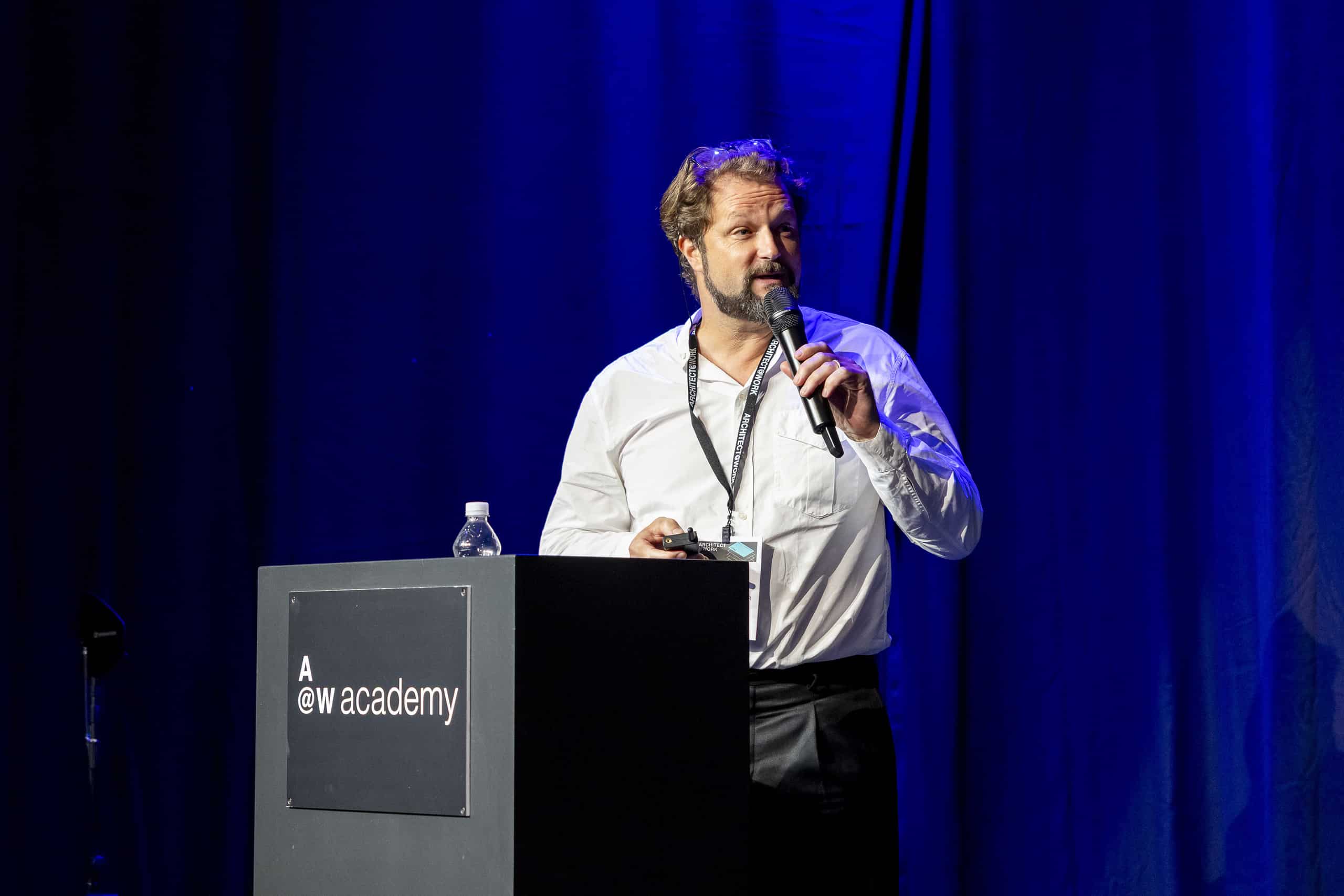 Die Messe ARCHITECT@WORK zeigt einen Vortragenden bei einem Seminar auf der Messe in Graz 2025.