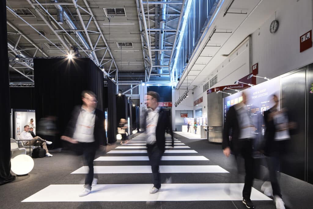 Zebrapad und Aussteller-Kojen auf der Messe ARCHITECT@WORK.