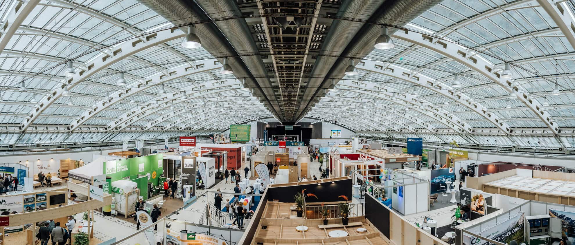 Panoramaaufnahme der Linzer Huas und Wohnen Messe aus der Vogelperspektive.