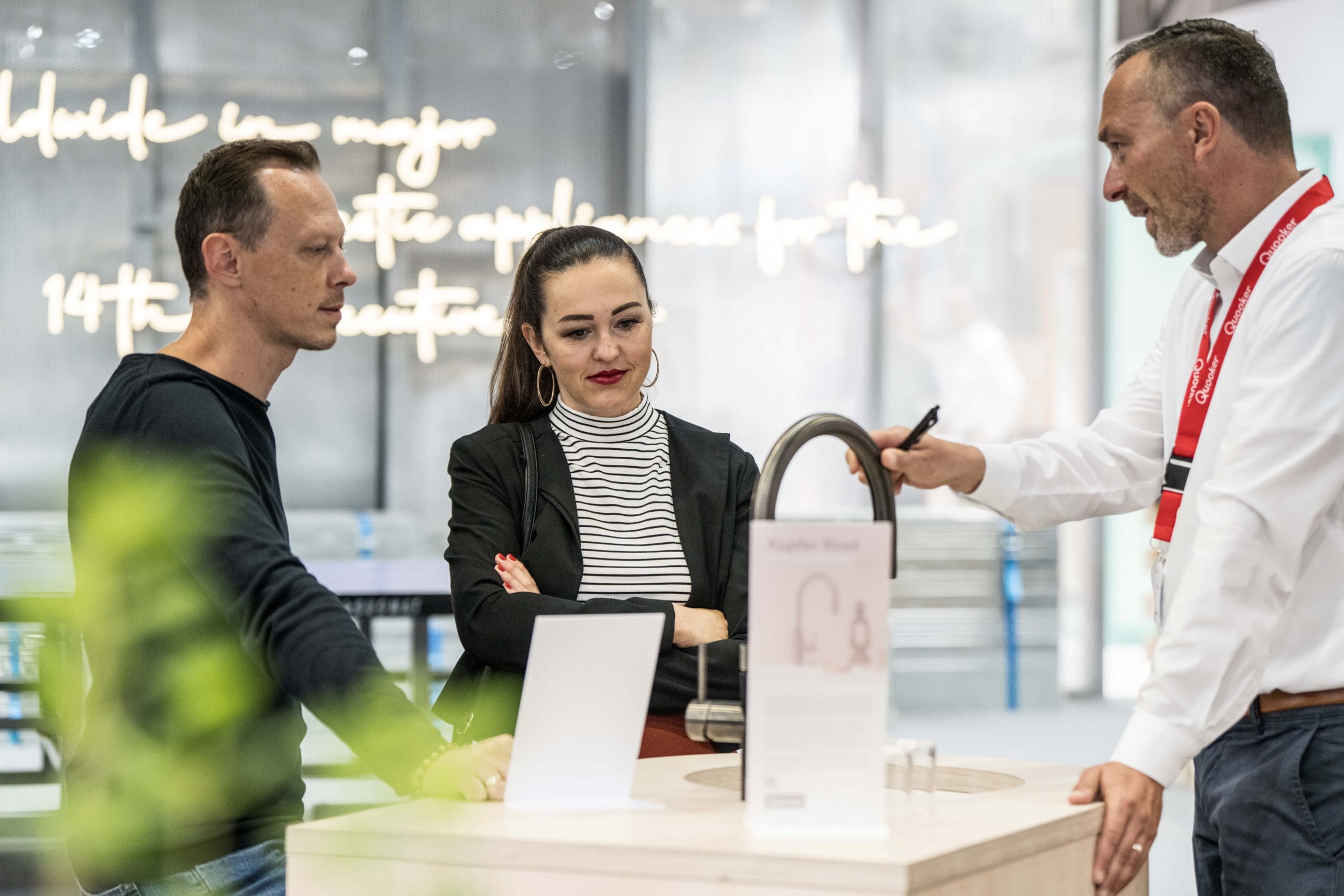 Besucher der area30 im Gespräch mit einem Aussteller.