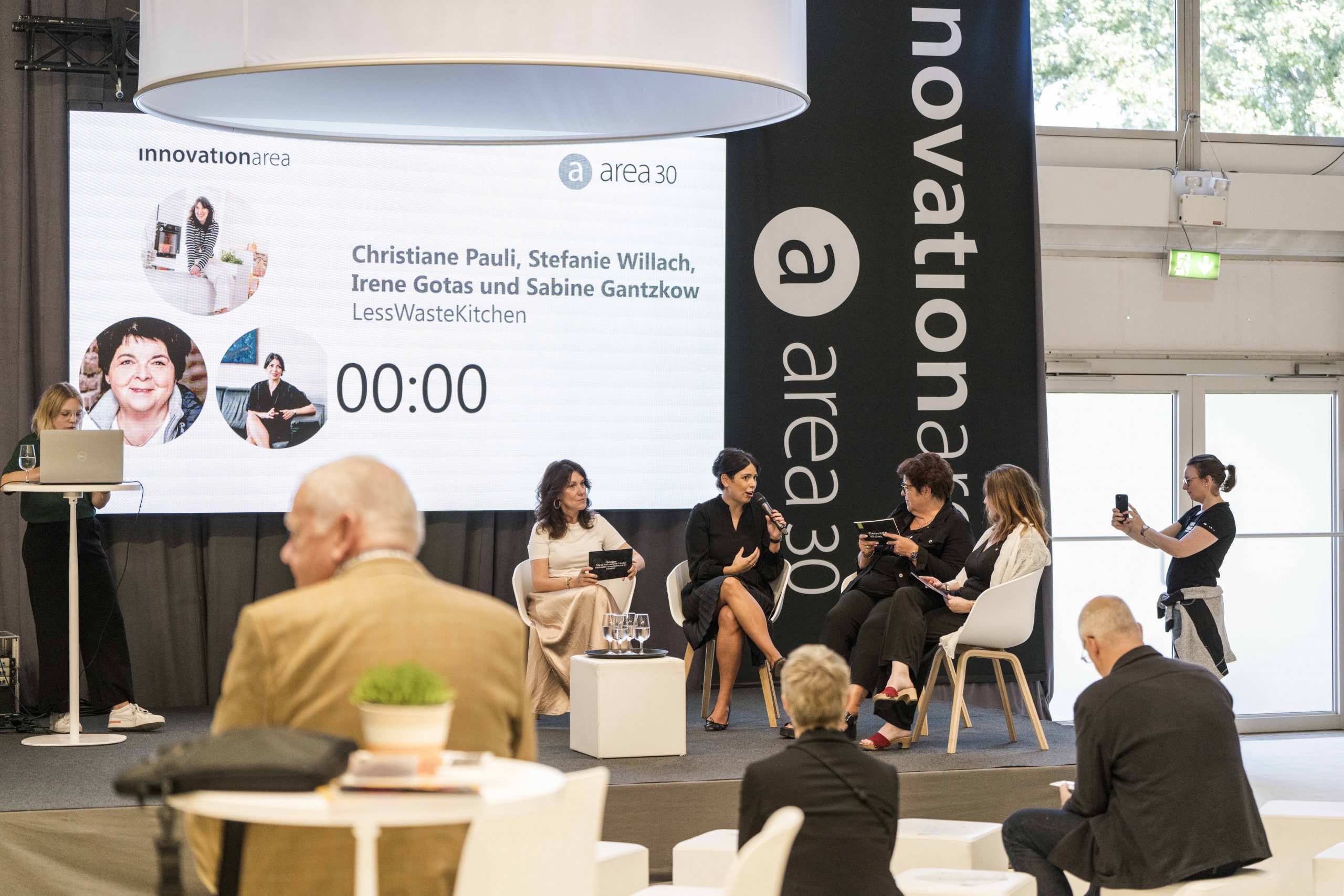 Paneldiskussion "innovation area" auf der Bühne der area30 2024 in Löhne, Deutschland.