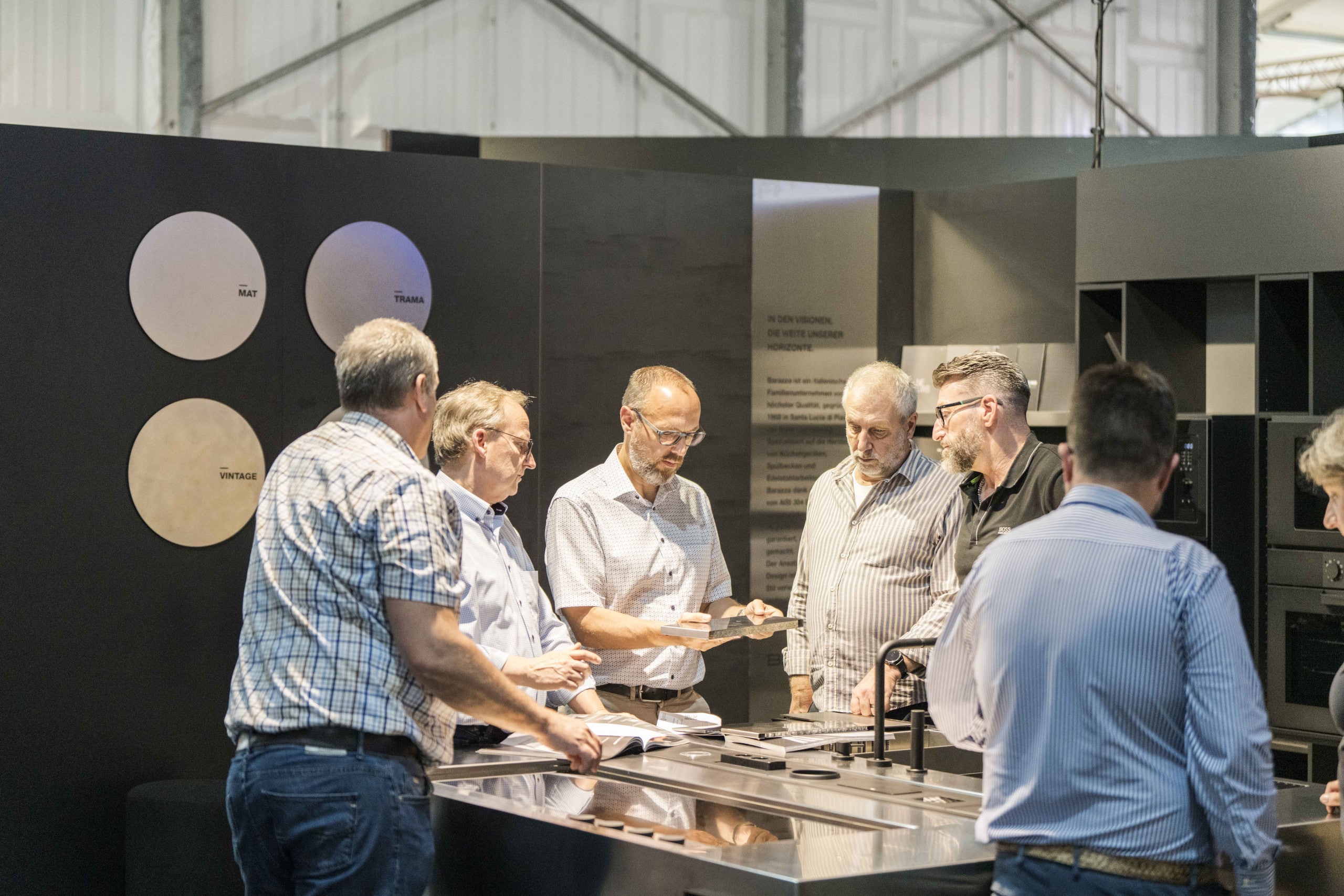 Begutachtung von Küchenmustern in einer Ausstellungsküche der area30 in Löhne, Deutschland.