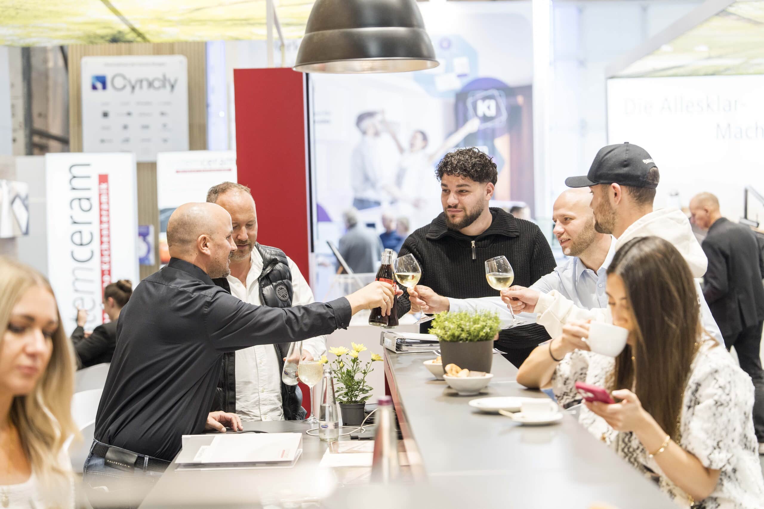 In der Catering area der Fachmesse area30 wird auf gute Kommunikation zwischen Fachleuten angestoßen.