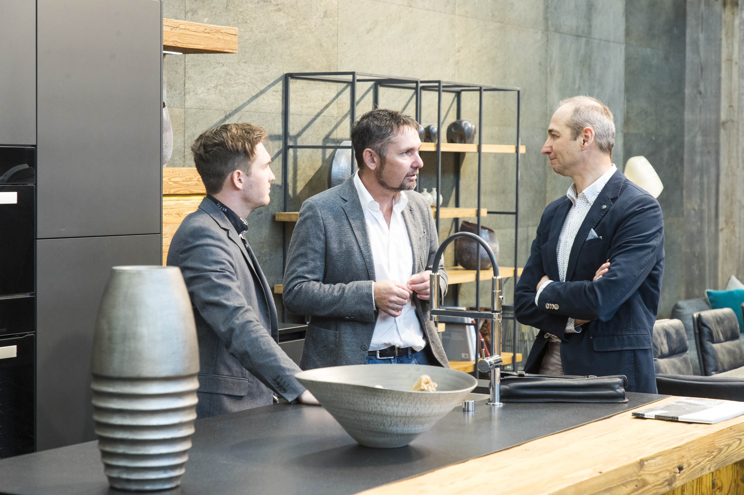 Beratungsgespräch an einem Messestand für Küchen auf der Bauen+Wohnen Messe in Salzburg im Februar 2020.