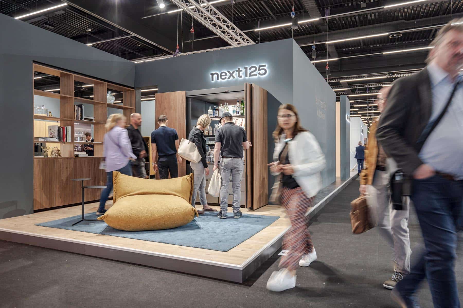 Informative Messestände und einladende Messekojen auf der Messe Küchenwohntrends.