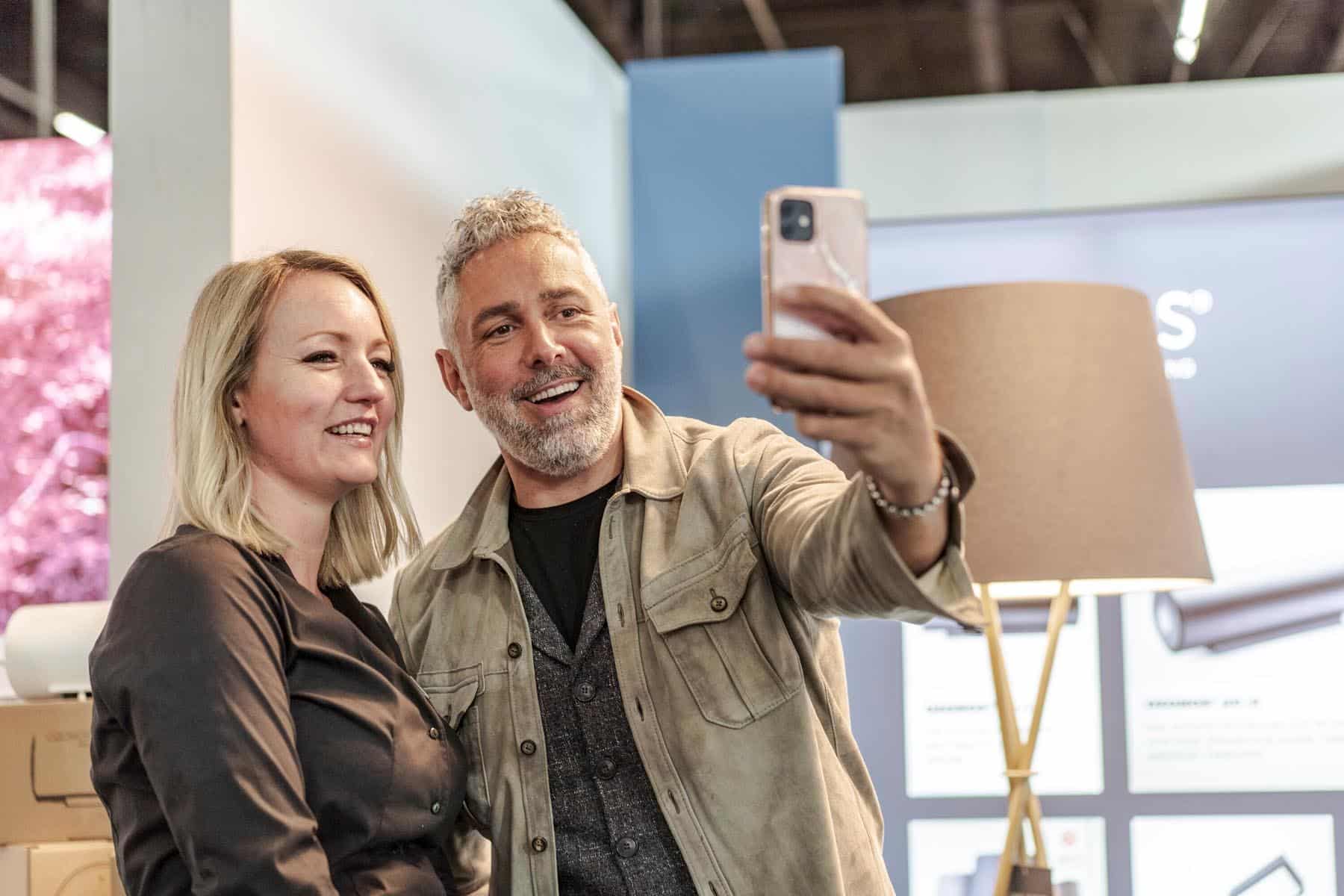 Das gemeinsame Wiedersehen der Fachleute auf der Messe Küchenwohntrends sorgt für ausgelassene Stimmung.