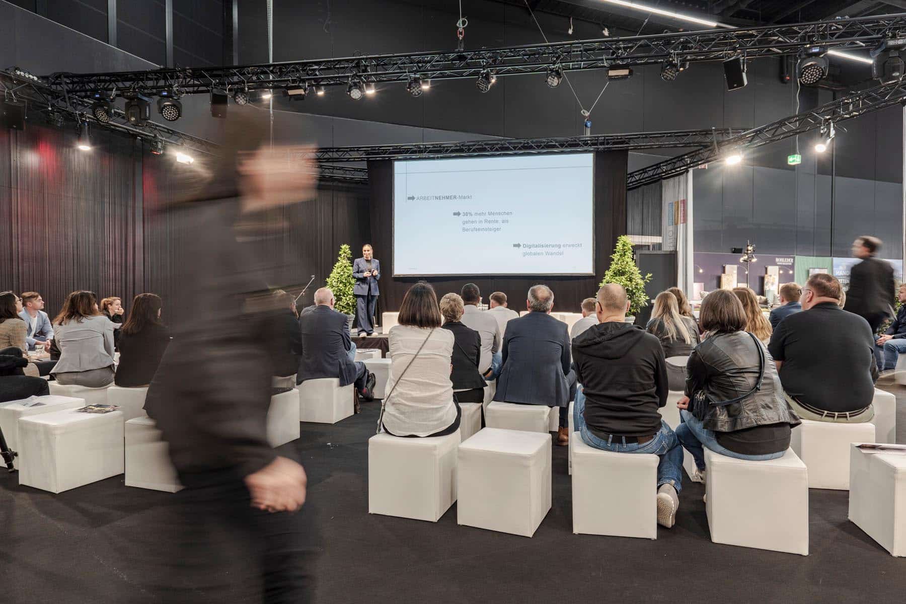 Ein Fachvortrag zur wirtschaftlichen Lage der Küchenbranche auf der Messe Küchenwohntrends.