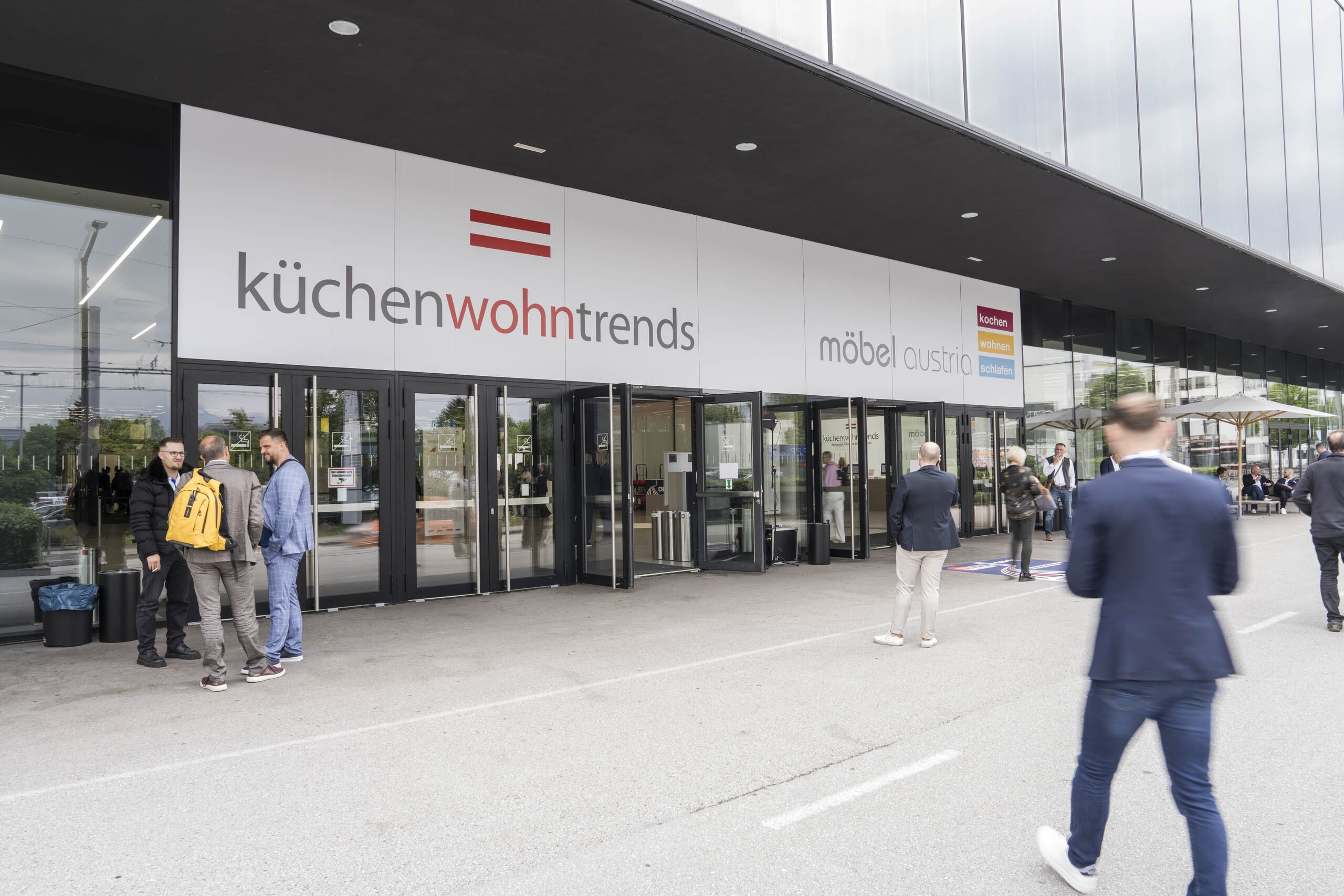Die vielen Eingangspassagen des Messezentrums Salzburg, welches ganz im Zeichen der Messe "küchenwohntrends" steht.