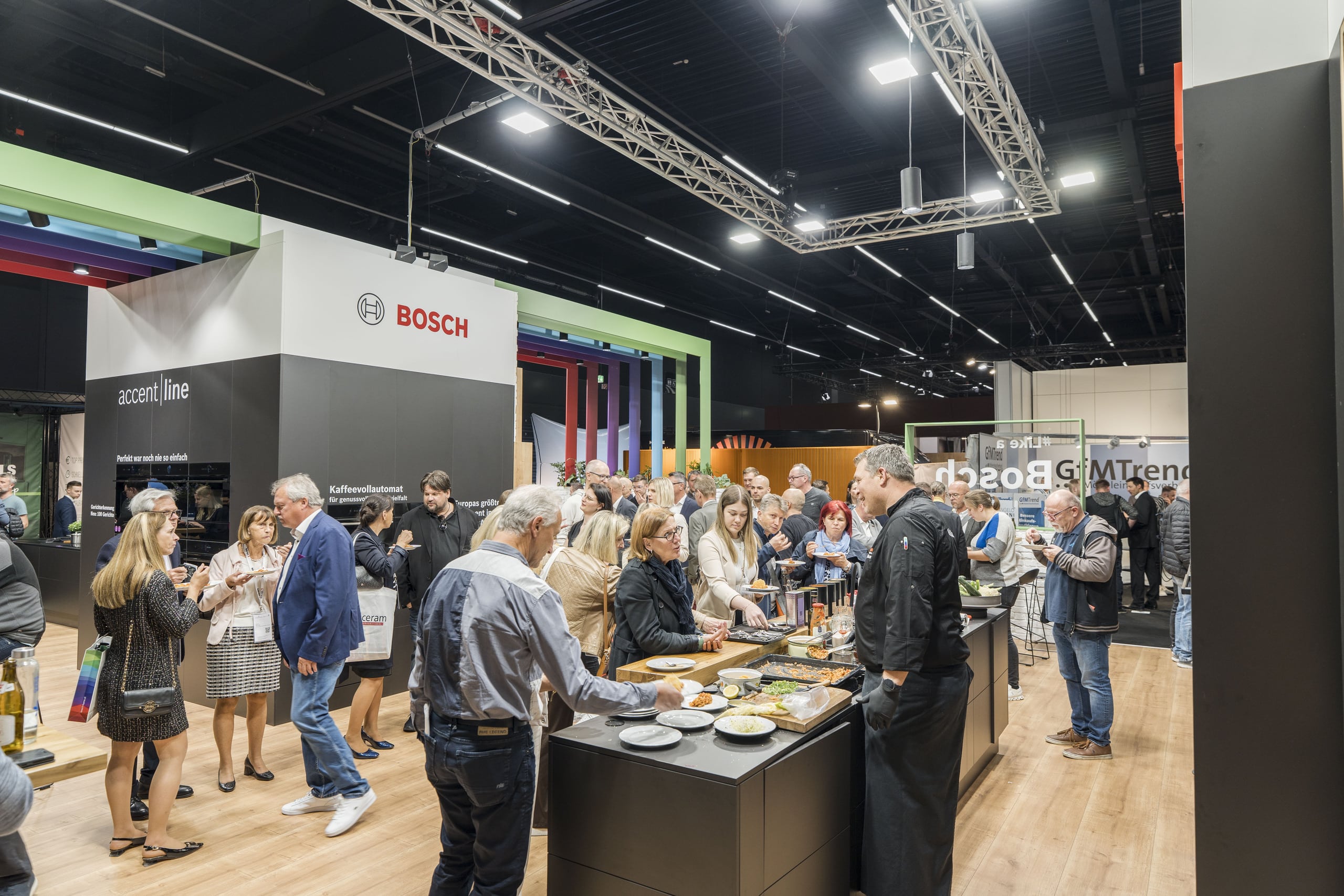Genüssliches Schaukochen mit Verkostung an die Besucher auf der Messe "küchenwohntrends".
