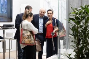 Besucher der WEBUILD Energiesparmesse Wels beschäftigen sich hier mit dem Thema Energie sparen durch die richtigen Fenster.