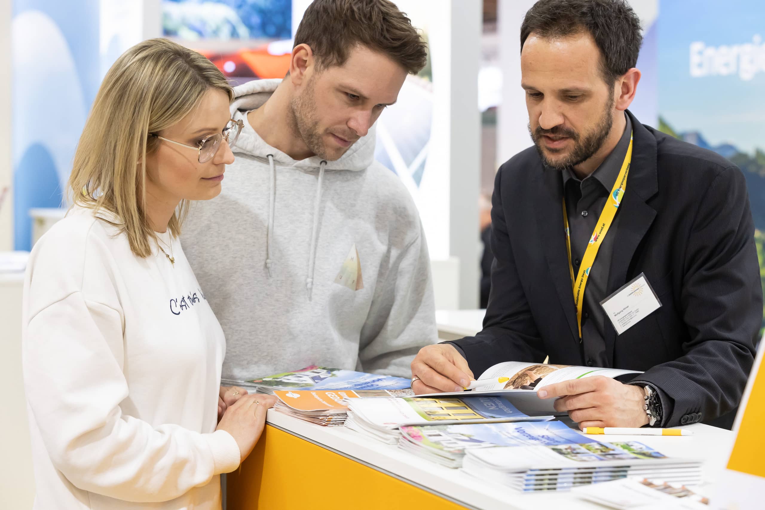 Ein Paar erhält Beratung zum Thema Bauen, Wohnen und Eigenheim an einem Messestand auf der Energiesparmesse Wels.